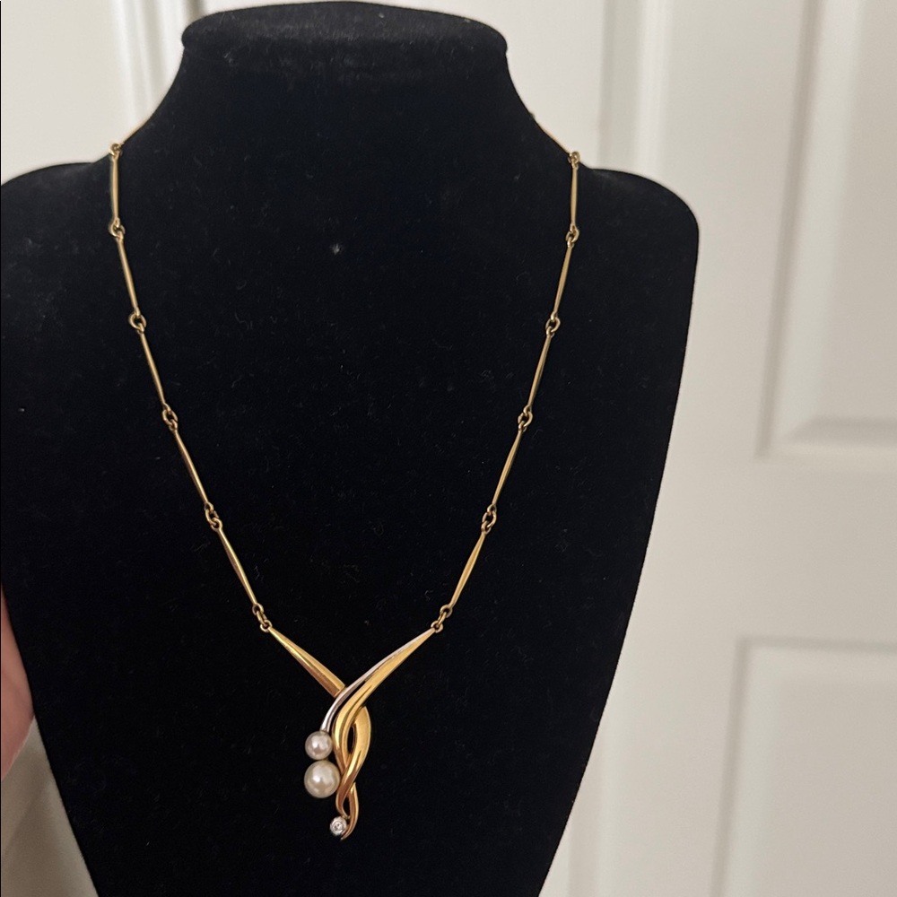 Elegant Gold and Silver Necklace with Pearl Accents - Picture 4 of 9